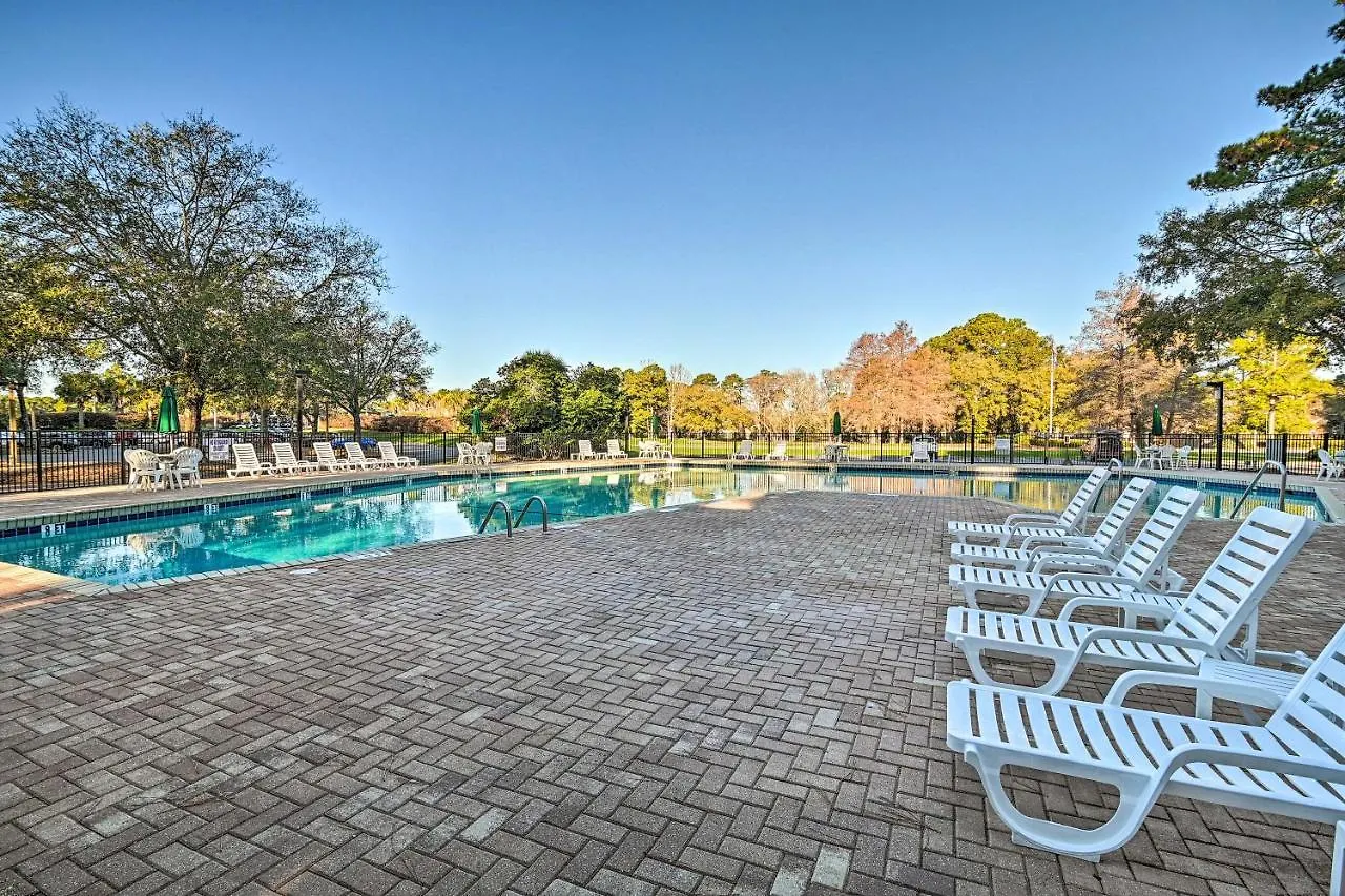 On Golf Course With Access! Apartment