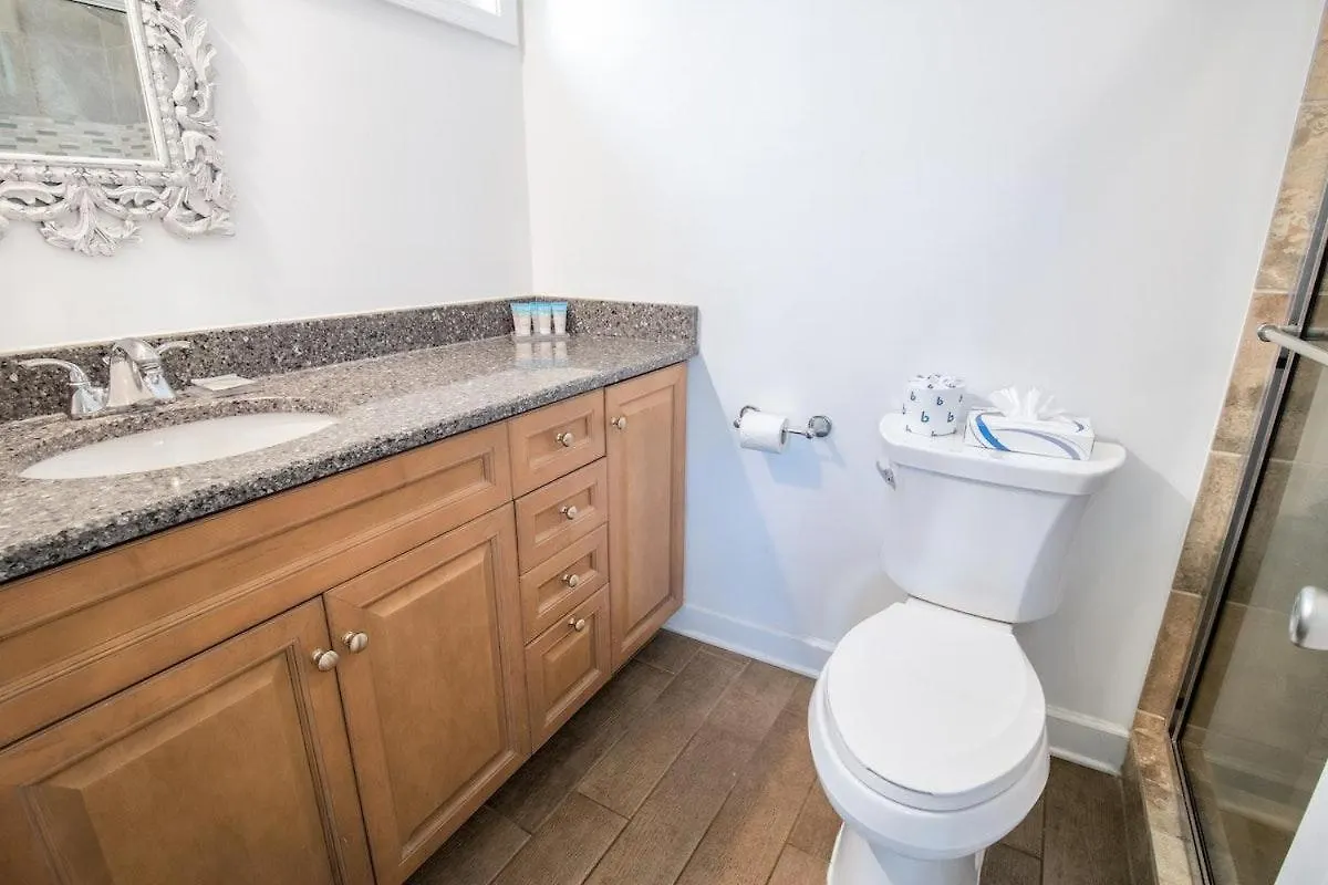 Two Bedroom Two Queen And One King, Sleeps 6 *