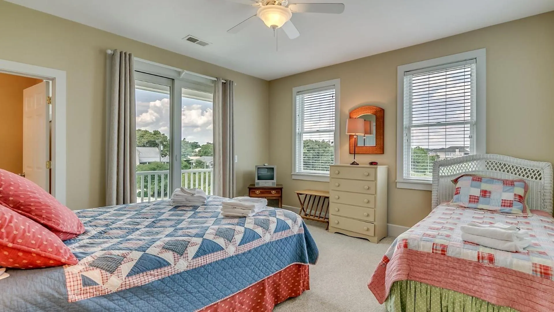 Spectacular Oceanfront Located On North Litchfield's Peaceful And Pristine Beaches, Holiday home Pawleys Island