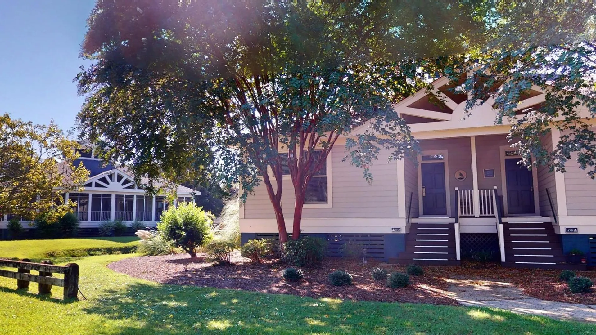 2 Bdrm Lakeside Scenic View With Amenities *