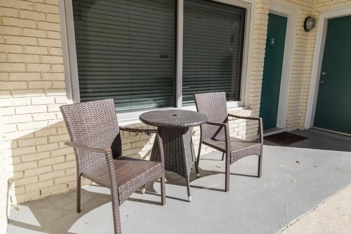 Two Bedroom Sleeps 6 Has 2 Queen And 1 King Hotel