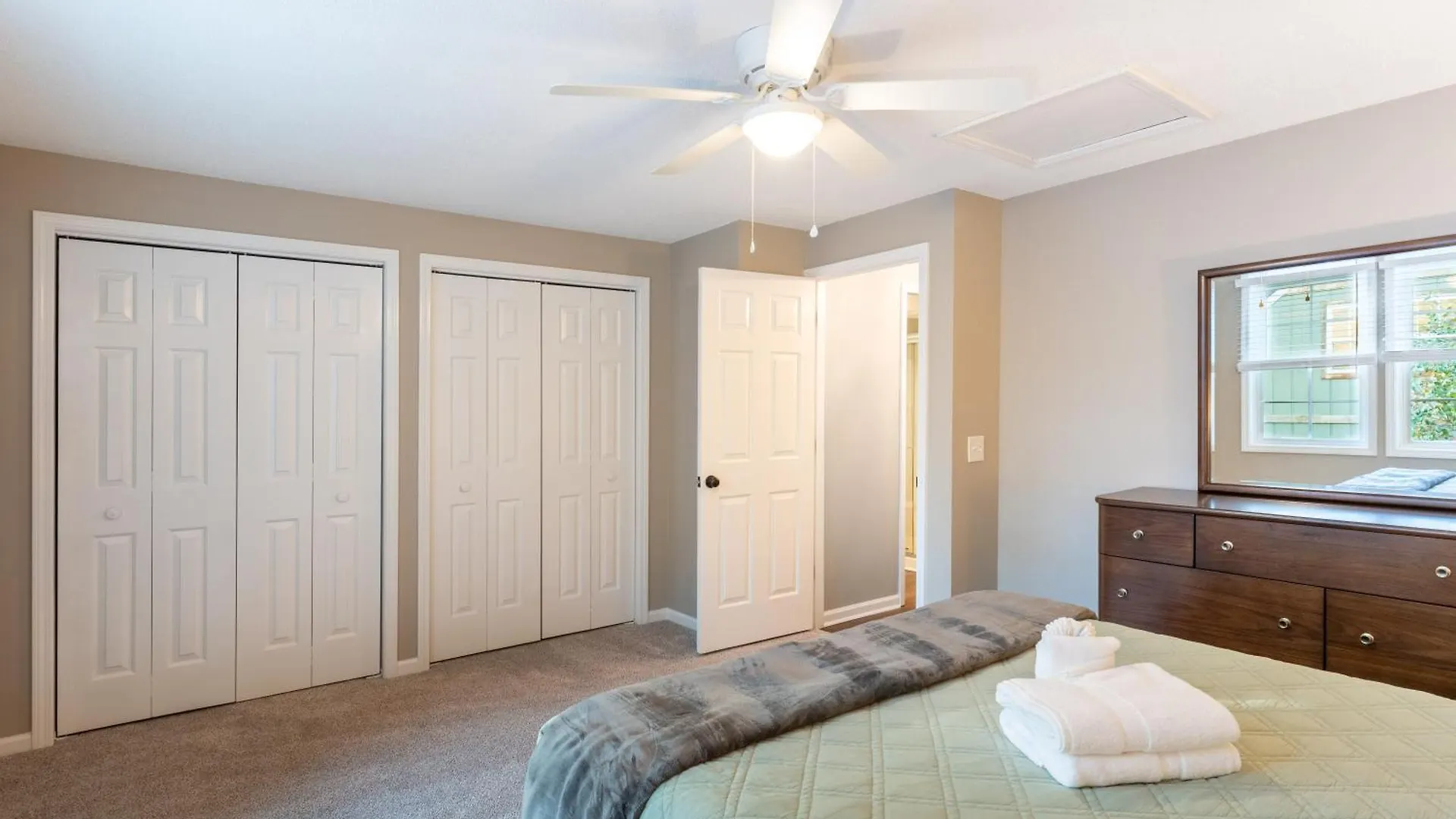 Holiday home 8-guest Cozy Escape With Fire Pit & Hot Tub! *